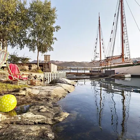 Scenic Waterfront Cabin Ferienhaus Tellnes